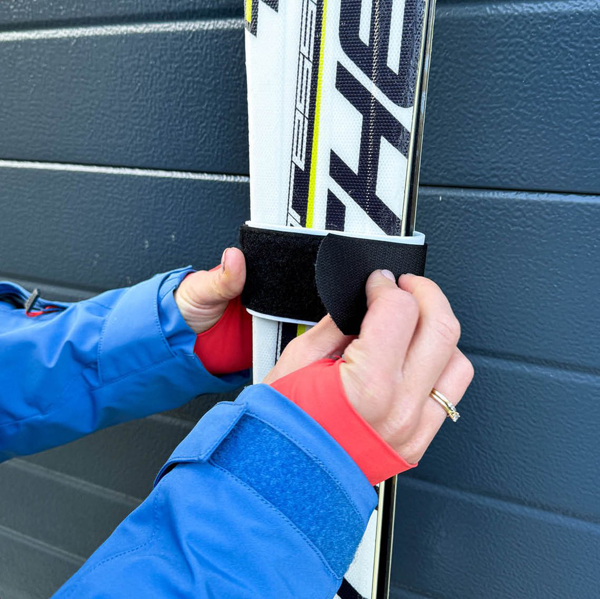 Universal ski carrier - Ski strap with Velcro - Adjustable - Black - Image 7